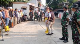 Koramil 1908/Pwk bersama aparatur Kelurahan Cipaisan,Nagri Tengah dan warga melakukan pembersihan parit sepanjang 100 meter, berlokasi di RT.01 RW 01 Kelurahan Cipaisan, Kecamatan Purwakarta, Jum'at 22/12/2023 (foto : Istimewa)