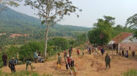 Jajaran Koramil 1905/Jtl melaksanakan kegiatan Kerja Bakti Penanaman Bibit Mahoni, Jenjeng, dan tanaman buah. Kegiatan tersebut dilakukan bersama Aparatur pemerintahan, dan warga Desa Sukasari, Kecamatan Sukasari, Sabtu 23/12/2023 (foto : Istimewa)