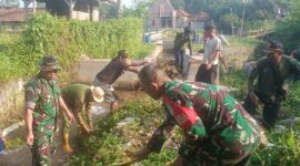 Koramil 1901/Wny bersama Pemerintah Desa Sakambang dan warga melakukan karya bakti pembersihan sampah dan rumput liar pada saluran air,bertempat di Kampung Sakambang RT 02 RW 01 Dusun 01
Desa Sakambang, Kecamatan Wanayasa, Minggu 24/12/2023 (foto : Istimewa)