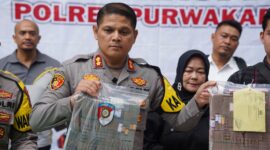 Polres Purwakarta menetapkan Kepala UPTD Puskesmas Bojong, Kabupaten Purwakarta, sebagai tersangka dugaan korupsi pemotongan dan pemungutan anggaran Tahun Anggaran 2016 dan Tahun Anggaran 2017 di UPTD Puskesmas Bojong,Senin 25/12/2023 (foto : Humas Polres Purwakarta)