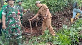 Koramil 1906/Skt bersama Pemerintah Desa Pasir Munjul, Pelajar serta masyarakat melakukan karya bakti penanan pohon, berlokasi di Kampung Margasari, RT 02 RW 01 Desa Pasir Munjul, Kecanatan Sukatani, Kabupaten Purwakarta, Selasa 26/12/2023 (foto : Istimewa)