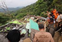 Kepala BNPB Letjen TNI Suharyanto meninjau lokasi terdampak longsor di Desa Bencoy, Kecamatan Cireunghas, Kabupaten Sukabumi. (Dok. BNPB)