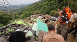 Kepala BNPB Letjen TNI Suharyanto meninjau lokasi terdampak longsor di Desa Bencoy, Kecamatan Cireunghas, Kabupaten Sukabumi. (Dok. BNPB)