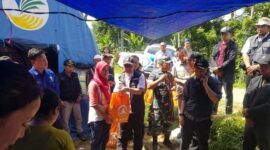 Petugas BPBD Kabupaten Bogor melakukan pendataan dan kaji cepat di lokasi terdampak gempa di Kabupaten Bogor, Jawa Barat pada Kamis (14/12). (Dok. BPBD Kabupaten Bogor)