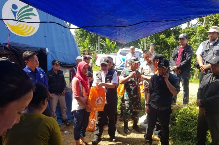 Petugas BPBD Kabupaten Bogor melakukan pendataan dan kaji cepat di lokasi terdampak gempa di Kabupaten Bogor, Jawa Barat pada Kamis (14/12). (Dok. BPBD Kabupaten Bogor)