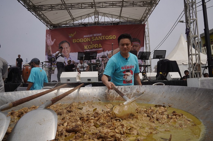 Calon Presiden Nomor Urut 2, Prabowo Subianto Mencicipi Opor Ayam Chef Bobon. (Dok. Tim Media Prabowo-Gibran)