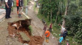 Gempabumi berkekuatan magnitudo (M) 4.0 yang berpusat di 6.73 LS dan 106.61 BT atau 25 kilometer (km) sebelah barat daya Kota Bogor pada kedalaman 5 km. (Facebook.com/@Badan Nasional Penanggulangan Bencana)