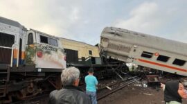 Insiden tabrakan adu banteng Kereta Api Turangga vs Commuterline Bandung Raya di Petak Jalan Haurpugur, Cicalengka, Kabupaten Bandung, Jawa Barat. (Instagram.com/@infojawabarat)