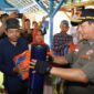 Kepala Badan Nasional Penanggulanan Bencana (BNPB) Letjen TNI Suharyantomeninjau lokasi terdampak tanah longsor. (Dok. BNPB)
