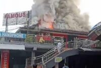 Sebuah tempat hiburan malam yang berada di Jl. Alun-alun Timur, Kota Madiun, Jawa Timur, terbakar. (Dok. Fin)
