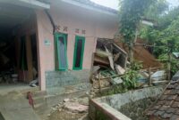 Salah satu rumah warga di Kampung Batuhilir, Desa Sekarwangi, Kecamatan Cibadak, Kabupaten Sukabumi, Provinsi Jawa Barat mengalami rusak berat akibat diterjang tanah longsor. (Dok. BPBD Kab. Sukabumi)