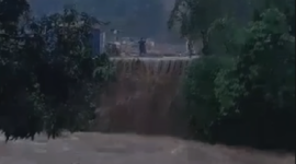 Tim gabungan melakukan evakuasi dan monitoring di lokasi terdampak banjir Kabupaten Karawang. (Dok. BPBD Karawang)