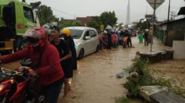 Banjir dirasakan ribuan warga Tegal sehingga mereka mengungsi sementara waktu. (Dok. BPBD Kebupaten Tegal)