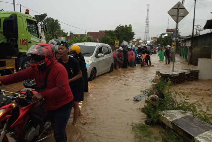 Banjir dirasakan ribuan warga Tegal sehingga mereka mengungsi sementara waktu. (Dok. BPBD Kebupaten Tegal)