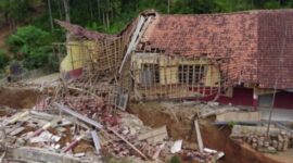 Sebanyak tiga rumah dan bangunan sekolah roboh akibat pergerakan tanah terjadi di Desa Cibedug, Kecamatan Rongga, Kabupaten Bandung Barat, Kamis (29/2). (Dok. BPBD Kab. Bandung Barat)

