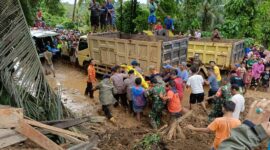 Proses evakuasi korban meninggal dunia yang tertimbun longsor di Kabupaten Padang Pariaman, Sumatra Barat. (Dok. BPBD Kabupaten Padang Pariaman.)

