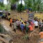 Proses evakuasi korban meninggal dunia yang tertimbun longsor di Kabupaten Padang Pariaman, Sumatra Barat. (Dok. BPBD Kabupaten Padang Pariaman.)

