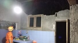 Sejumlah bangunan  tampak rusak akibat gempa berkekuatan M6,2 di Kabupaten Garut, pada Sabtu (27/4) malam. Dok. BPBD Kota Tasikmalaya)