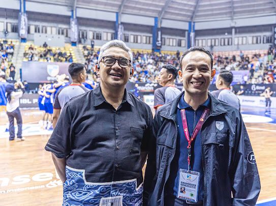 Foto : Walikota Bandung, Muhammad Farhan, menyaksikan langsung laga playoffs IBL 2025 di C-Tra Arena.